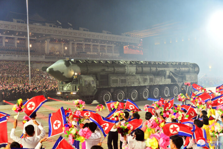 Pjongjang na vojnoj paradi pokazao projektile kojima može gađati SAD