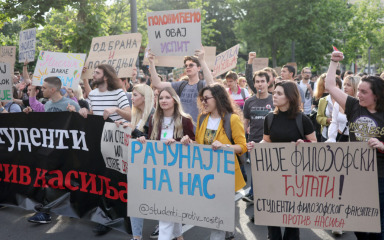 Više tisuća ljudi u Beogradu prosvjedovalo ispred sjedišta TV Pinka