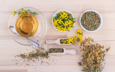 Za raspoloženje, kao antidepresiv i spas za kožu idealno je ulje gospine trave: kako ga napraviti