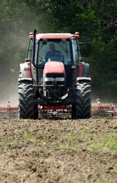 Vozio neregistrirani traktor pa se prevrnuo, putnica teško ozlijeđena