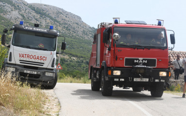 U tijeku evakuacija ljudi zbog požara u Grebaštici