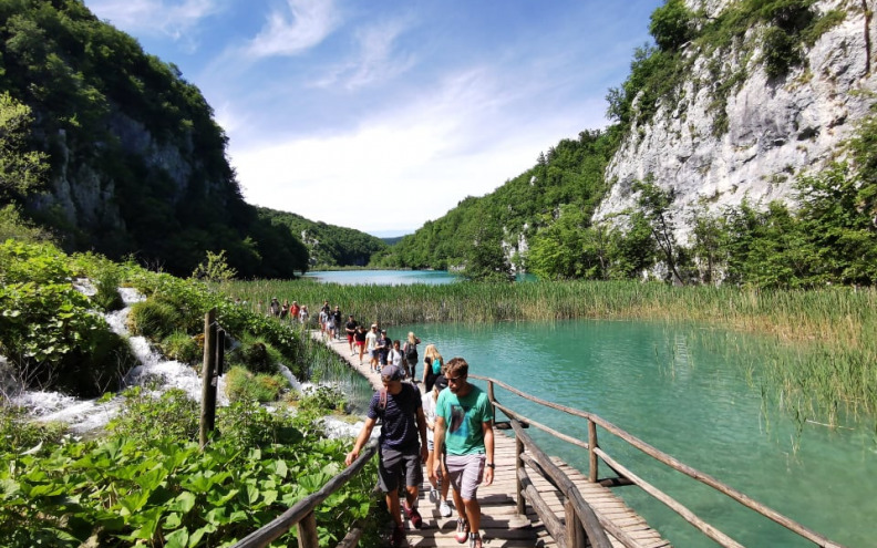 Izraelka se pokliznula, pala niz visoke litice i završila mrtva u jezeru