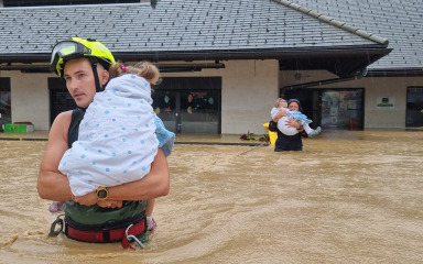 Herojski čin: Slovenski vatrogasci spasili 22 djece iz poplavljenog vrtića