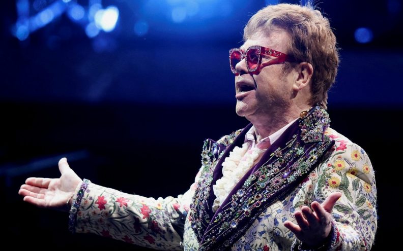 Elton John odvezen u bolnicu nakon što je pao u vili u Francuskoj