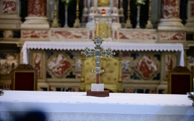 [FOTO] Samostanu Svetog Frane napokon vraćen procesijski križ