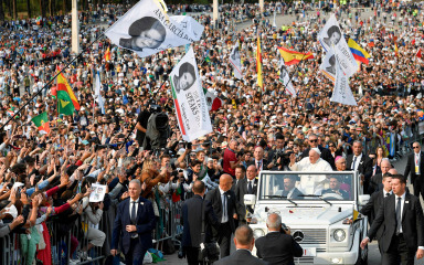 Papa nakratko boravio u Fatimi, dočekalo ga 200 tisuća vjernika