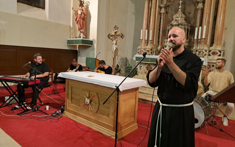 Humanitarni koncert duhovne glazbe oduševio vjernike na Ugljanu