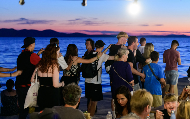 Zanimalo ga kako se Zadrani zabavljaju, dobio je odgovore: 'Jesu li to parade neukusa ili nešto fino...'