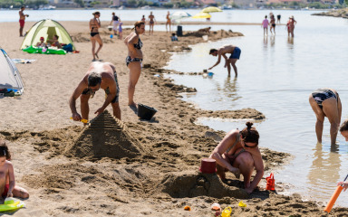 [FOTO] Na ninskoj plaži maštovite kreacije sirena, dvoraca, zmajeva