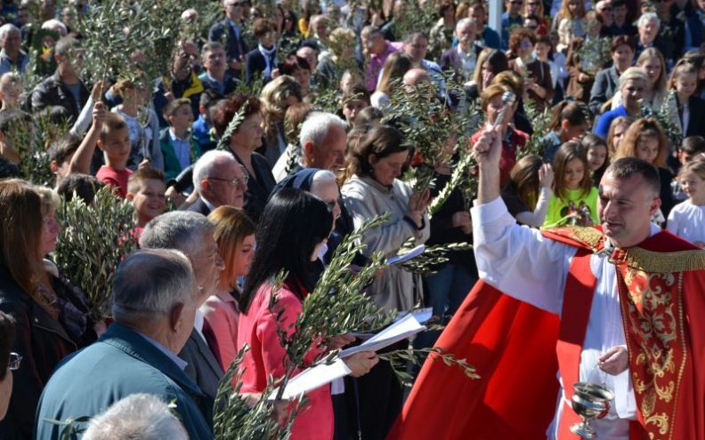 Stotine vjernika u procesijama nosile maslinove i palmine grančice