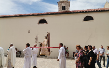 Veliki broj vjernika hodočastio ulicama Nina u procesiji s Gospinim kipom