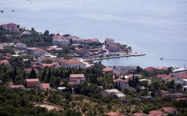 Kroz Starigrad vozio kombi na kojem su bile postavljene lažne registarske pločice, uhvaćen je