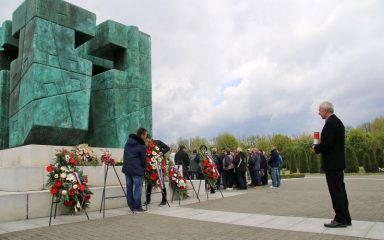 Na Memorijalnom groblju blagoslovljena kapelica, na grobove položene ruže