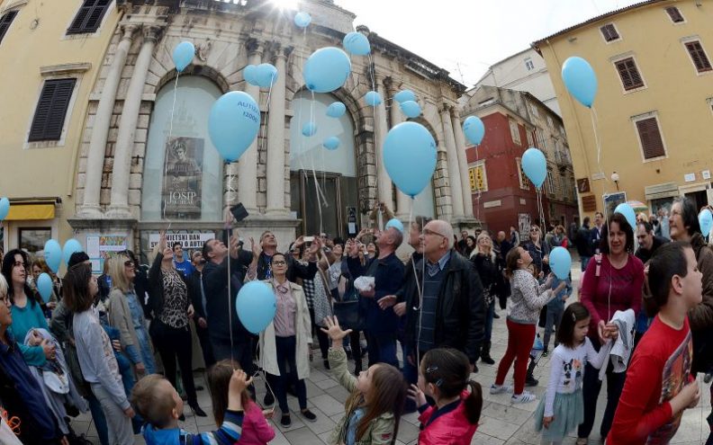Dan svjesnosti o autizmu uz plave balone i kolače