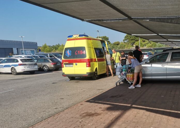 Česi na parkiralištu Lidla ostavili djecu u autu, intervenirali Hitna i policija