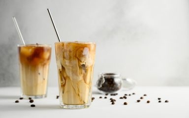 Ledena kava s mlijekom i smeđim šećerom stvorena da vas malo rashladi