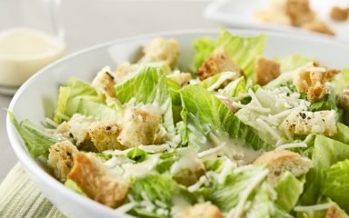 Imamo recept za fantastičnu Cezar salatu. I ne, svoje ime ne duguje rimskom vladaru