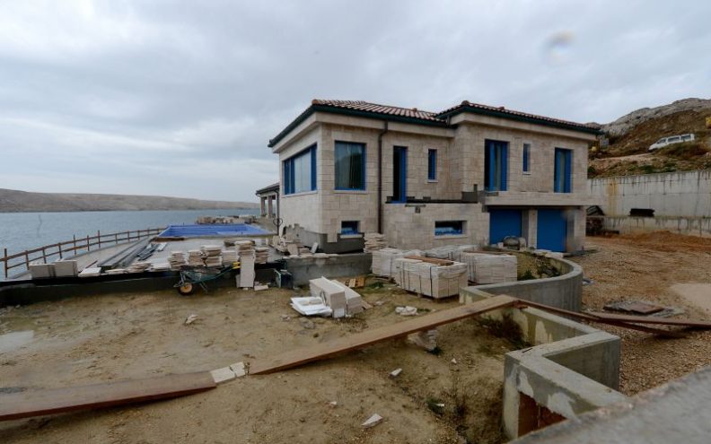 Otac predsjednika NK Rijeke bespravno betonirao 30 metara zida i morske obale