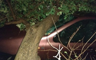 U oluji u Belišću oštećena vozila, terasa ugostiteljskog objekta i dimnjak