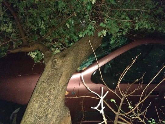 U oluji u Belišću oštećena vozila, terasa ugostiteljskog objekta i dimnjak