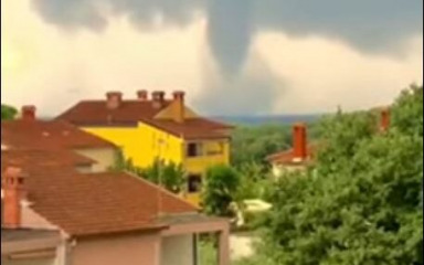 VIDEO Pogledajte veliku pijavicu kod Rovinja! Nevrijeme stiglo u Istru