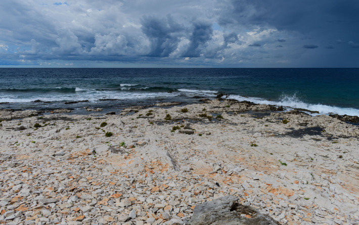 Danas umjereno do pretežno oblačno, mjestimice s kišom