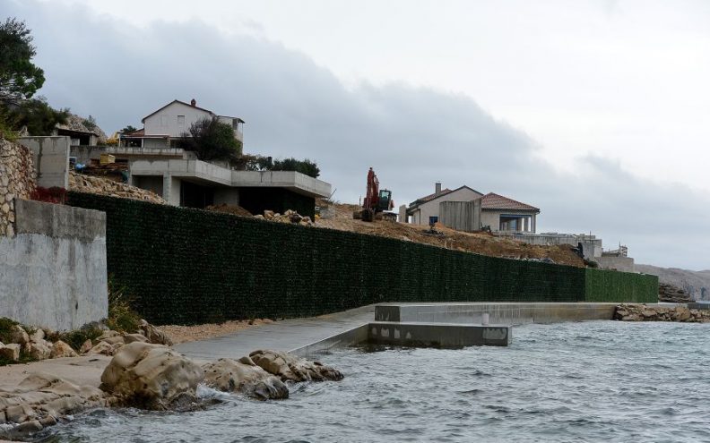 Betonirana šetnica u Miškovićima “čeka” svog vlasnika