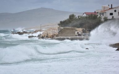 STIŽE HLADNA FRONTA Najavljene obilne kiše, bujične poplave i olujni udari bure do 130 km/h