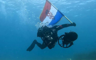 VIDEO U čast poginulim braniteljima zaronio s hrvatskom zastavom