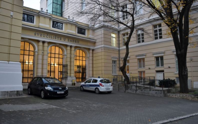Student pao s prozora četvrtog kata zgrade Sveučilišta