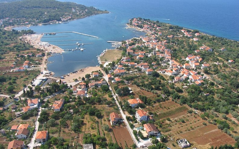 Zaboravite na stranačke boje i dajte nam igralište!
