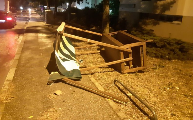 [FOTO] OLUJNO NEVRIJEME U PAR MINUTA POKOSILO ZADAR Letjeli prozori, rolete, štandovi, lomila se stabla … Srećom nema ozlijeđenih