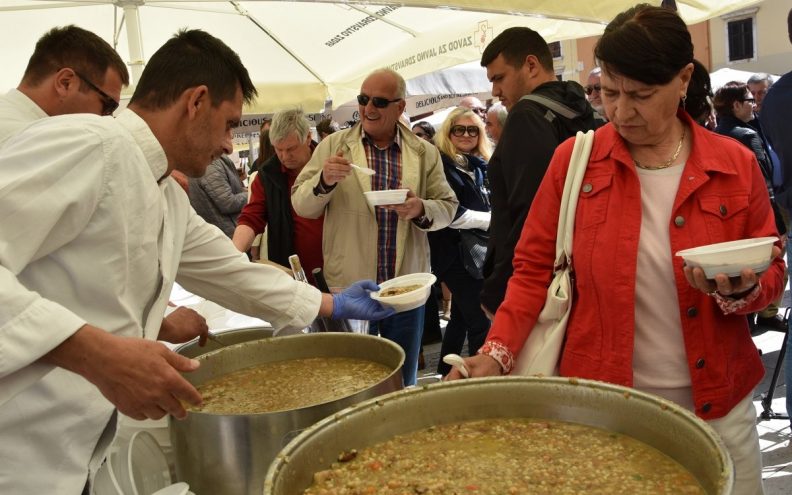 [FOTO] 21. DANI MASLINE Na maslinarskom marendinu prikupljala se sredstva za kupnju aparata za zračenje OB Zadar