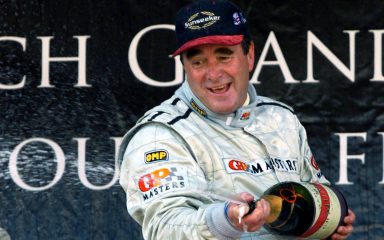 Bivši svjetski prvak u Formuli 1 odlučio je staviti više od 300 predmeta na aukciju, kaciga bi mogla dosegnuti cijenu od preko 50 tisuća eura