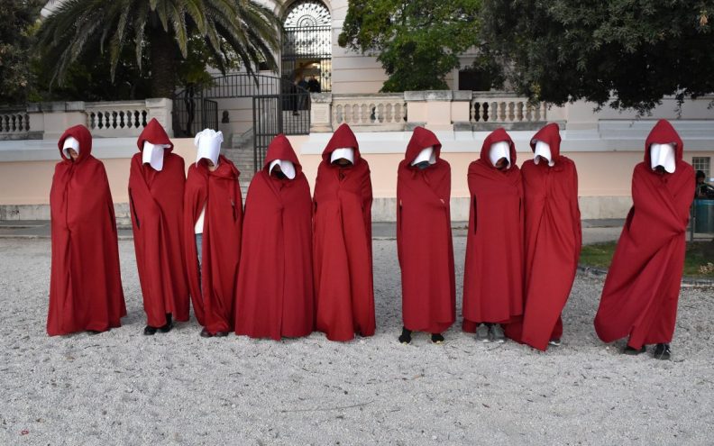 Prije početka predstavljanja knjige Pobačaj – drama savjesti, performans Sluškinja