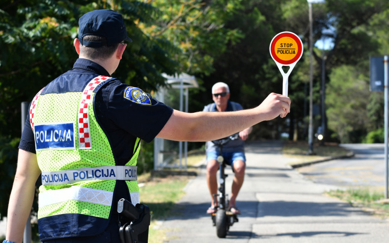 Maloljetnici se sudarili električnim romobilima u Đakovu, policija prijavila i roditelje