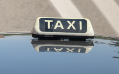 Zbog prevođenja ilegalaca taksist kažnjen novčanom kaznom