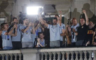 VIDEO Novak Đoković se pridružio srebrnim košarkašima na dočeku u Beogradu i doživio provalu emocija: “Ovo je dječački san…”