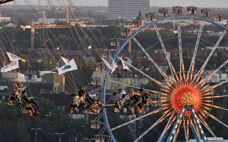 Na rollercoasteru na Oktoberfestu se sudarila dva vlaka. Ozlijeđeno je osmero ljudi