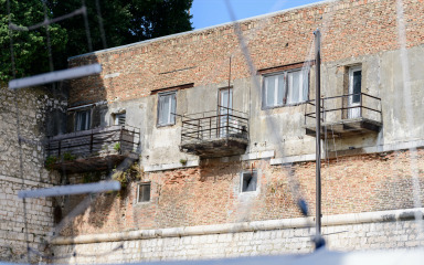 Derutnim balkonima u Foši prijeti urušavanje