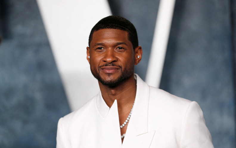 Usher nastupa u poluvremenu Super Bowla