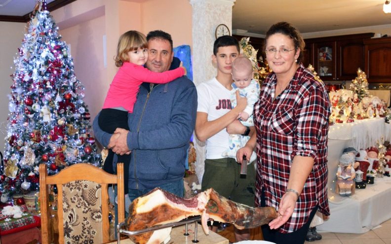 BLAGDANSKI UGOĐAJ Obitelj  Marije Grbić  dva mjeseca  živi u  božićnoj  bajci