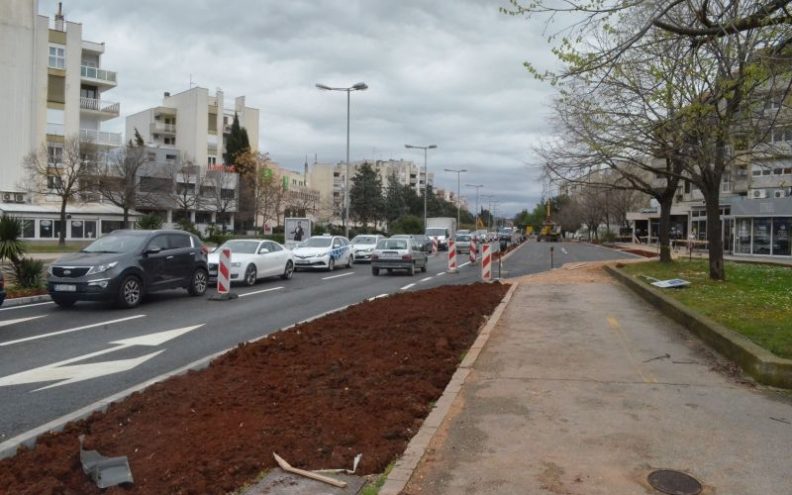 Bulevar se  pušta u  promet danas, ali s puno manje zelenila nego kad je zatvoren