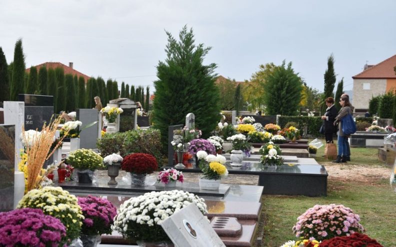 [FOTOGALERIJA] Brojni sugrađani obišli i ukrasili posljednja počivališta svojih voljenih