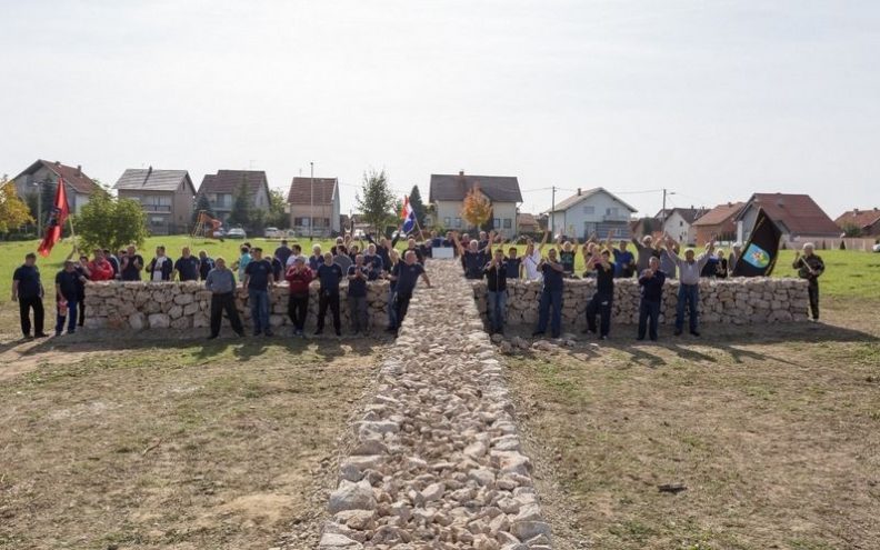 Branitelji iz Paga izgradili suhozidni zavjeni križ u Vukovaru