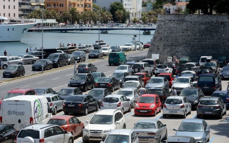 KRAĐE U ZADRU! Na Liburnskoj obali ukraden novčanik iz auta, krali se dijelovi skutera