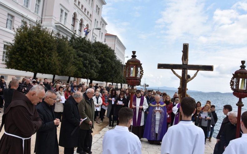 KORIZMA Nekoliko  stotina  vjernika  sudjelovalo u  Križnom putu