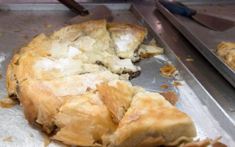 NETKO JE BIO GLADAN! Požalila se kako joj je netko u Salima ukrao tri bureka iz auta: 'Koja glad...'