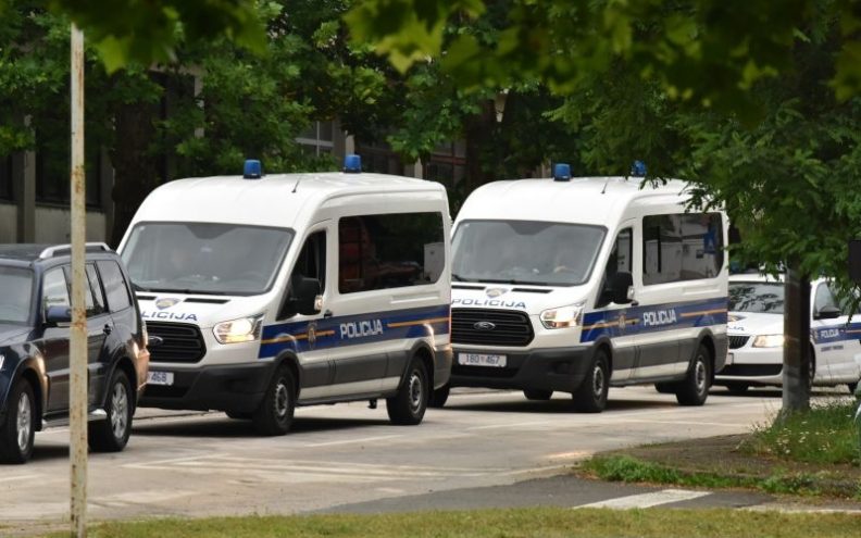 DRAMA U SRBU: Zadarska policija spriječila krijumčarenje 29 osoba, krijumčar kombijem krenuo na policajce oni zapucali