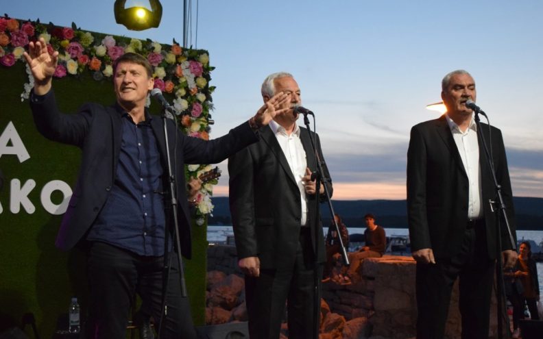 FESTIVAL CVIJEĆA Sv. Filip i Jakov obasjan pjesmom Tomislava Bralića i Lovre Eškinje